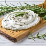 Découvrez comment préparer un boursin maison à la fois économique et allégé en matières grasses