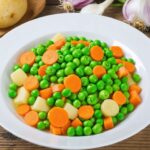 Préparez un plat réconfortant avec des petits pois, des carottes et des pommes de terre