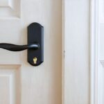 Astuces pour renforcer la sécurité de votre porte avec un verrou sans perçage