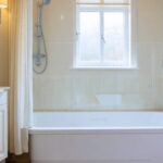 Idées innovantes pour aménager une salle de bain accessible aux personnes à mobilité réduite