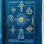La signification des symboles gitanes apposés sur les portes des maisons