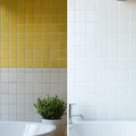 Les étapes pour rafraîchir le carrelage de votre salle de bain avec de la peinture