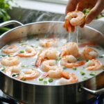 Préparation de délicieuses crevettes au lait de coco
