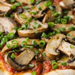 Doit-on cuire les champignons avant de les mettre sur une pizza ?
